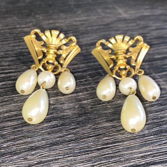 Vintage AVON Royal Crest Dangle Pierced Earrings Faux Teardrop Pearl Gold Tone - Picture 6 of 9